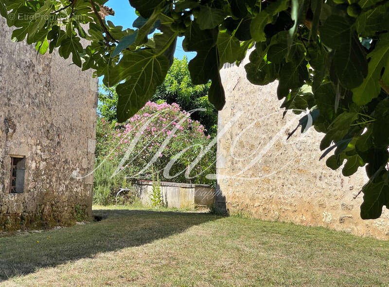 Maison à BONNEVILLE-ET-SAINT-AVIT-DE-FUMADIERES