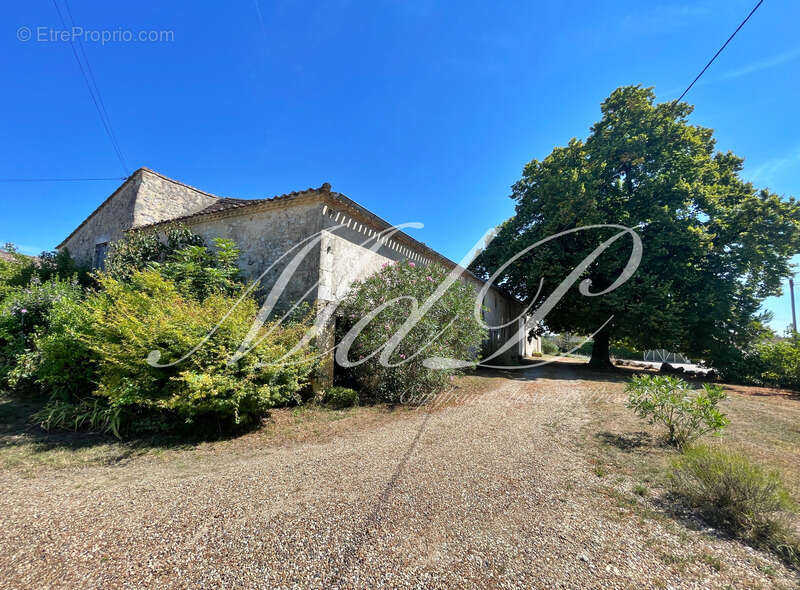 Maison à BONNEVILLE-ET-SAINT-AVIT-DE-FUMADIERES