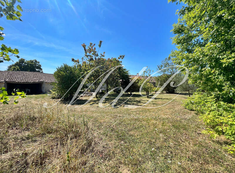 Maison à BONNEVILLE-ET-SAINT-AVIT-DE-FUMADIERES