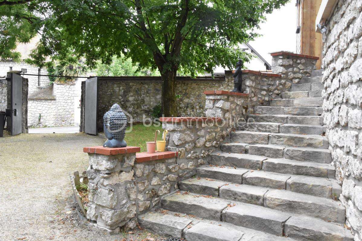 Maison à VENEUX-LES-SABLONS