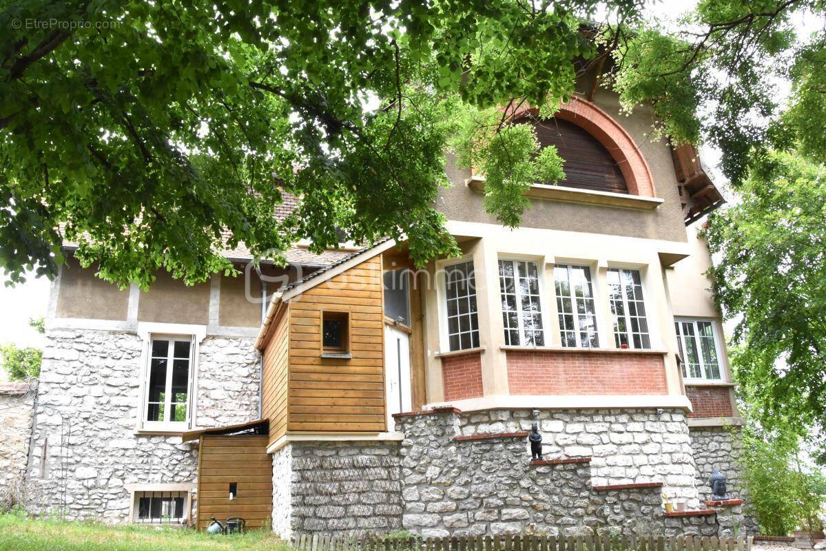 Maison à VENEUX-LES-SABLONS