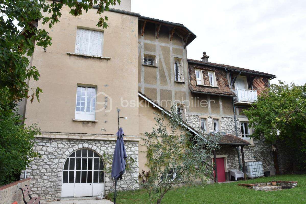 Maison à VENEUX-LES-SABLONS