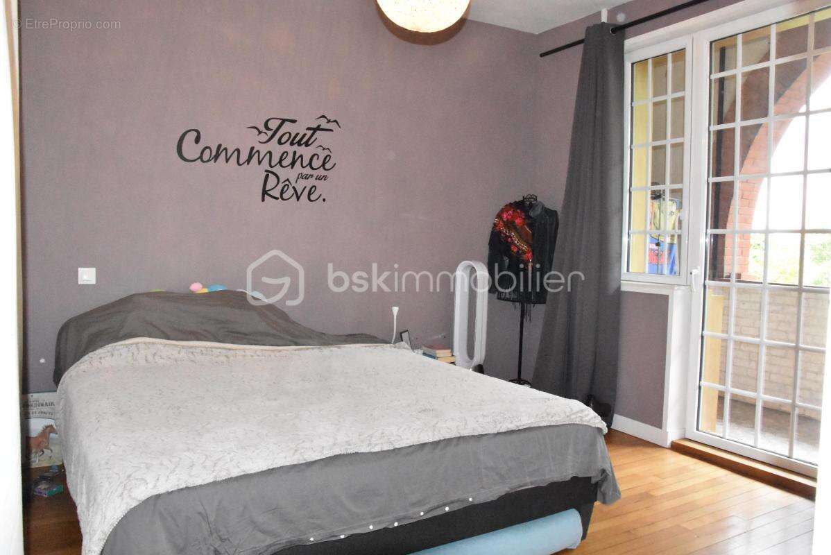 Maison à VENEUX-LES-SABLONS