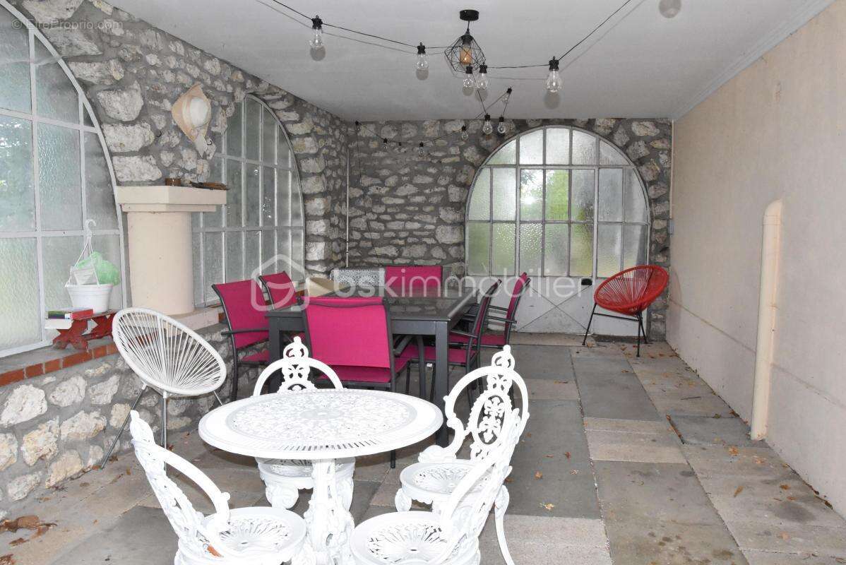 Maison à VENEUX-LES-SABLONS