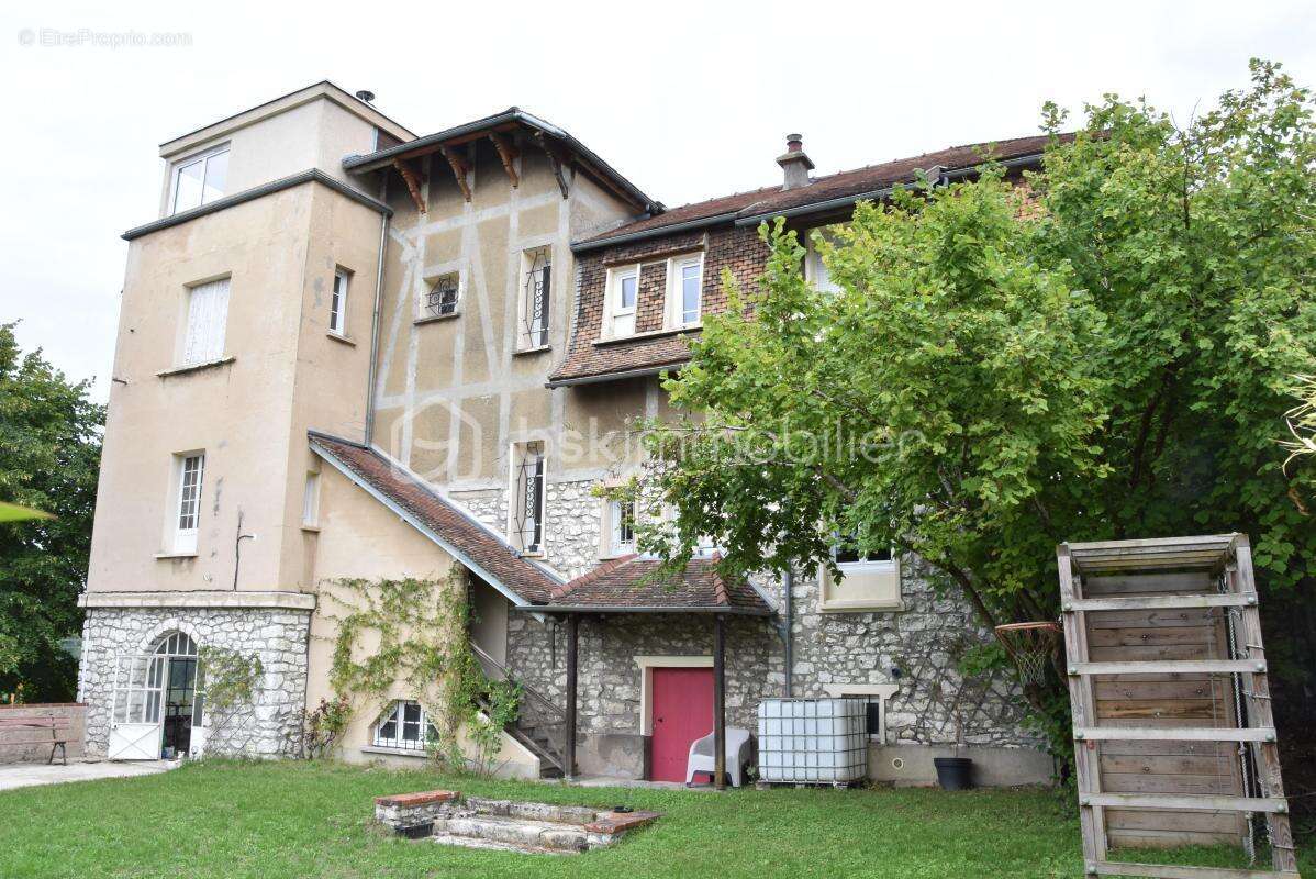 Maison à VENEUX-LES-SABLONS