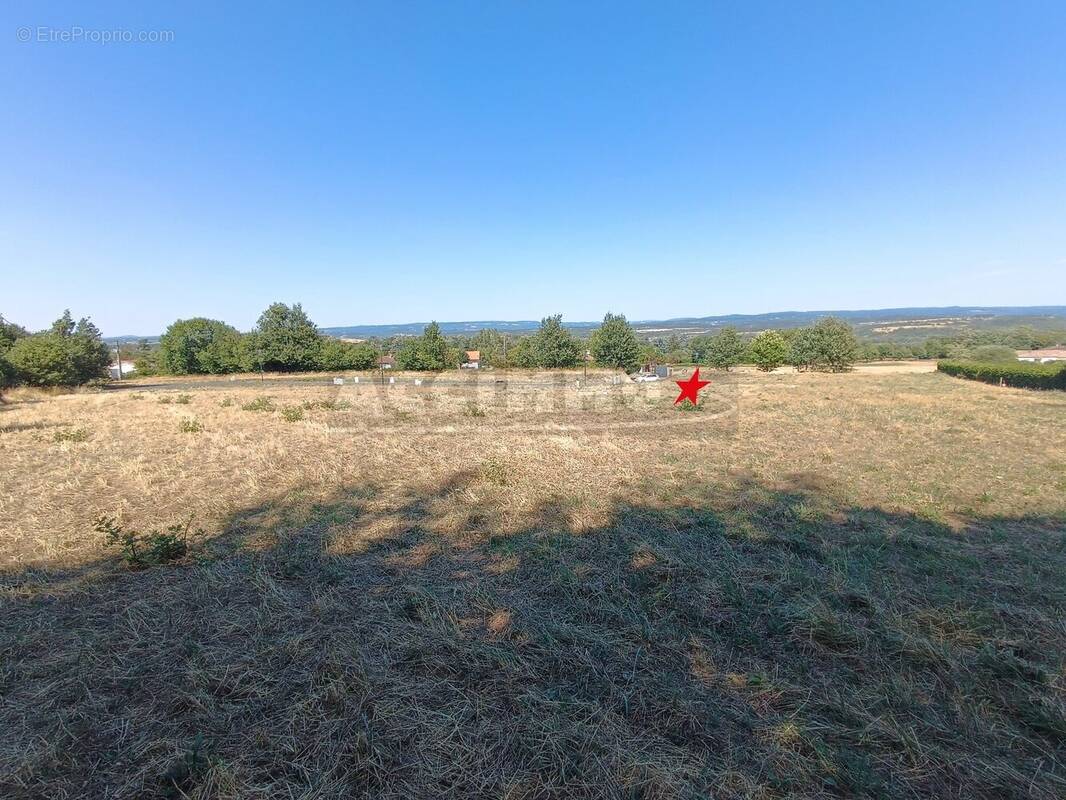 Terrain à LABRUGUIERE