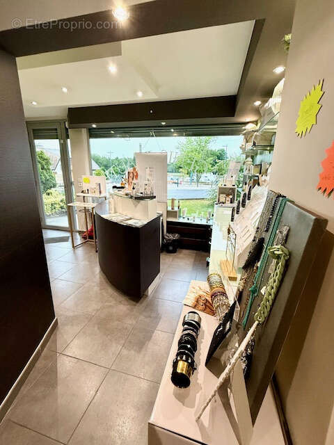 Commerce à SAINT-GENIS-POUILLY