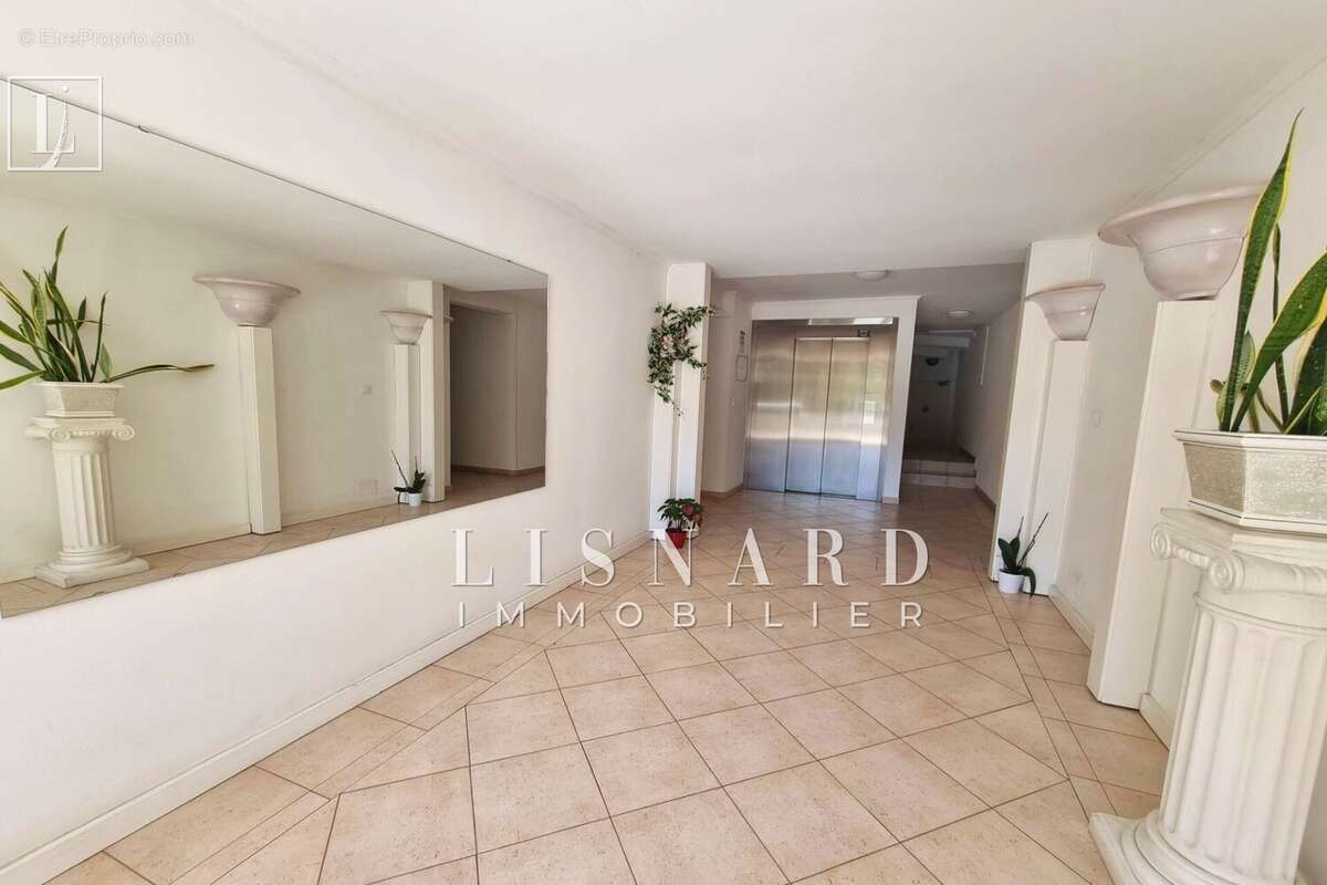 Appartement à VALLAURIS