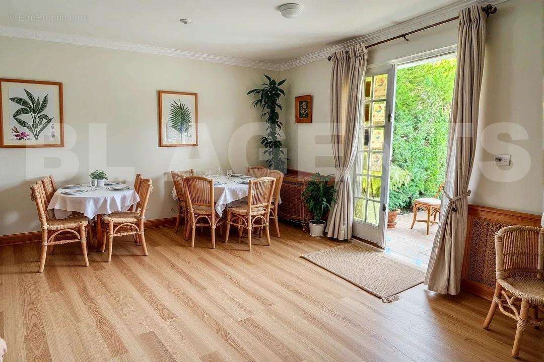 hoqi-1e0f3159e0ab4f729529982ce2bd6093 - Commerce à MITRY-MORY