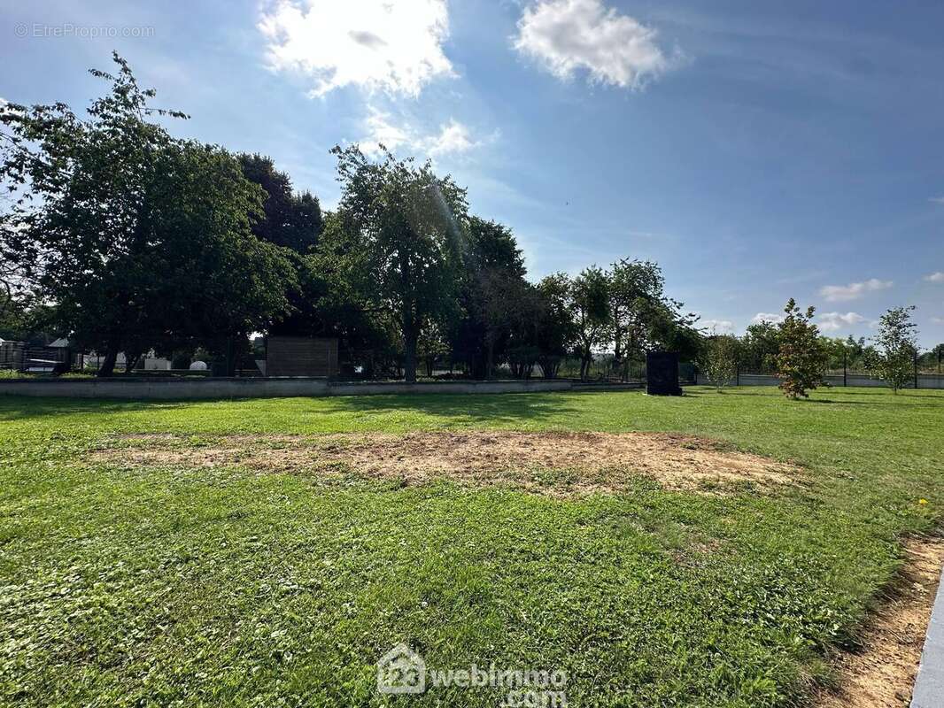 Erigée sur un terrain entièrement clos de 2359 m² - Maison à CRECY-SUR-SERRE