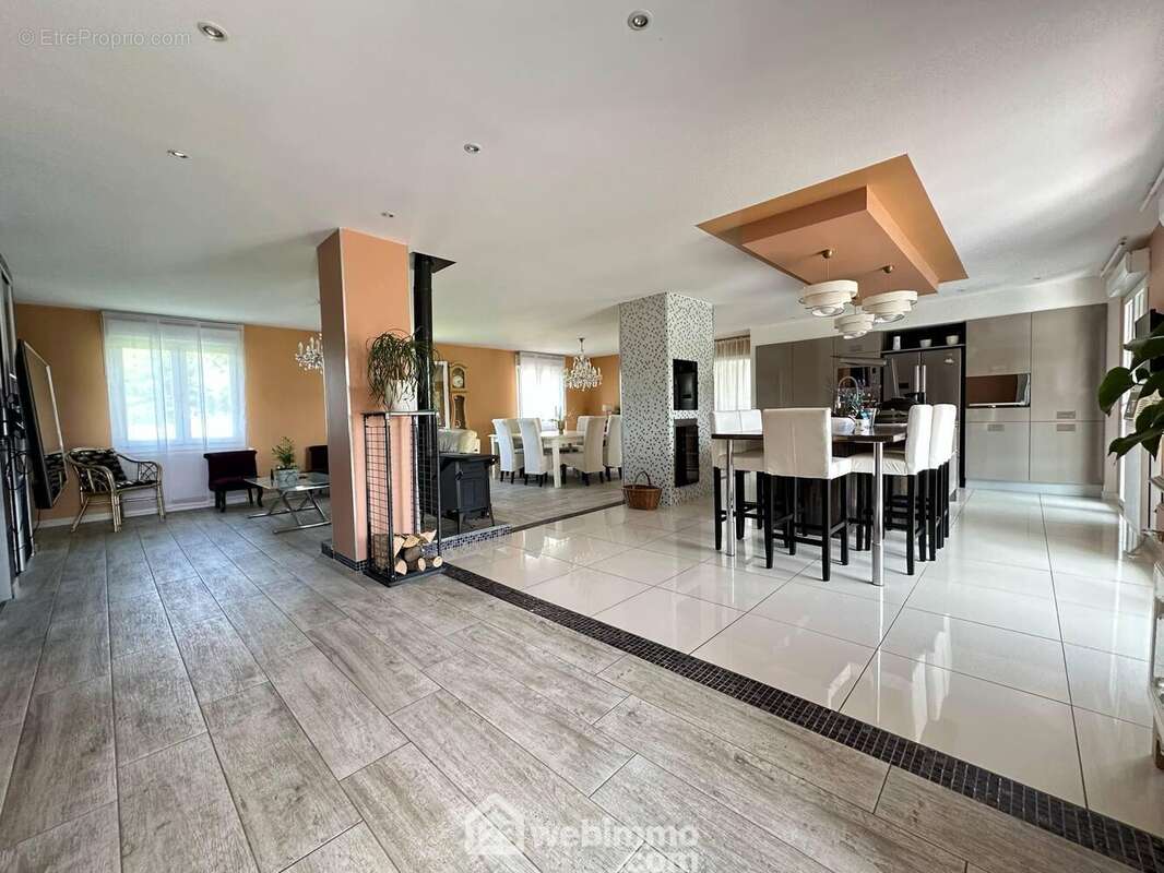 Volume exceptionnel pour cette pièce de vie de 74 m² - Maison à CRECY-SUR-SERRE