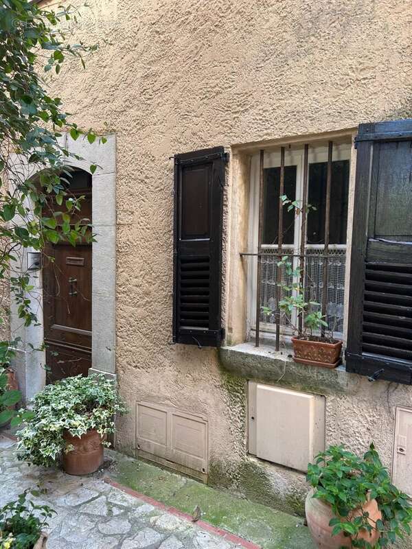 Appartement à CHATEAUNEUF-GRASSE