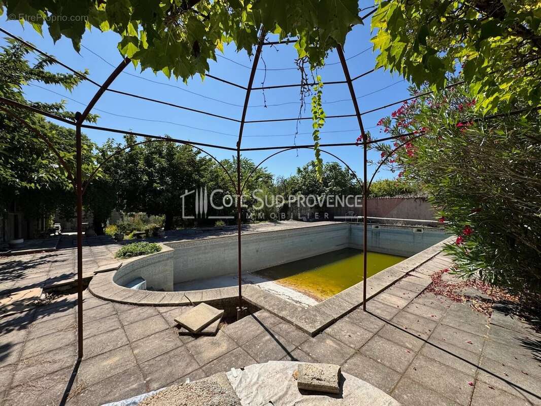 Maison à PERNES-LES-FONTAINES