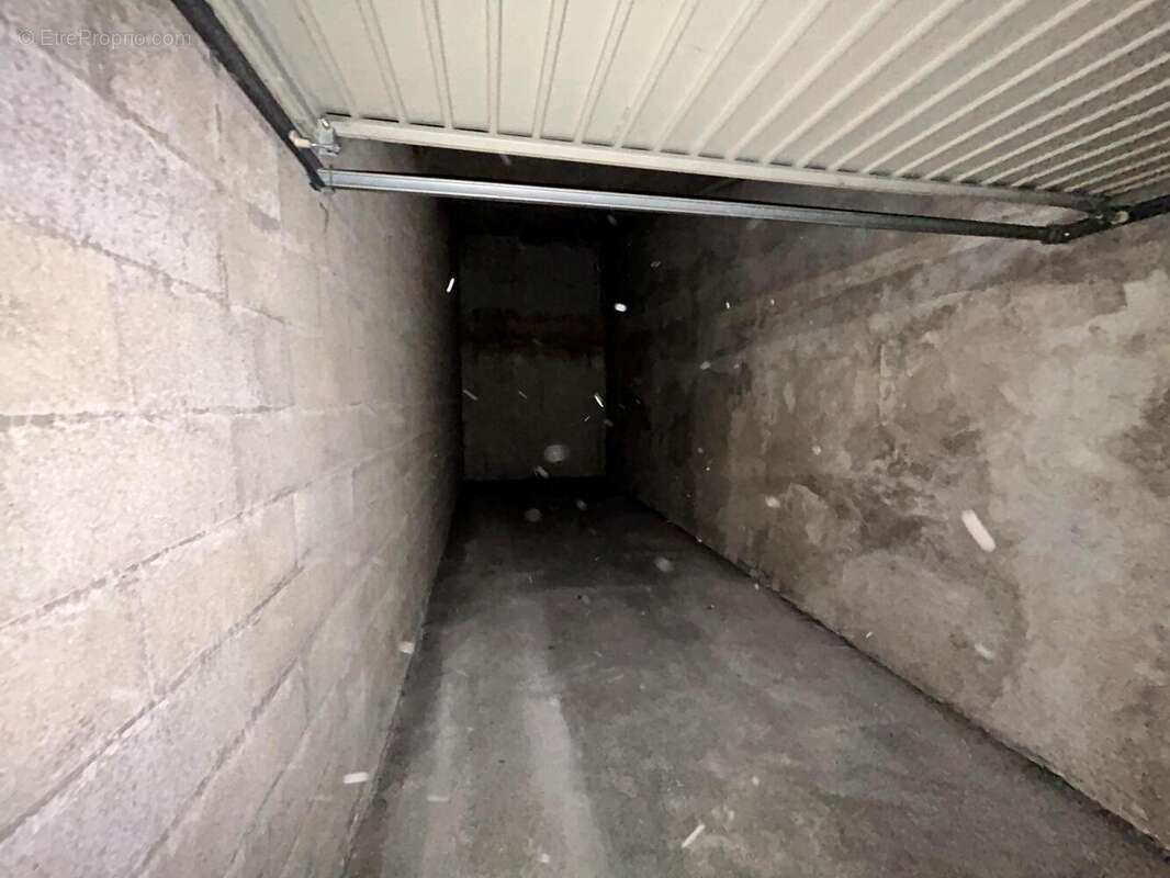   - Parking à LYON-7E