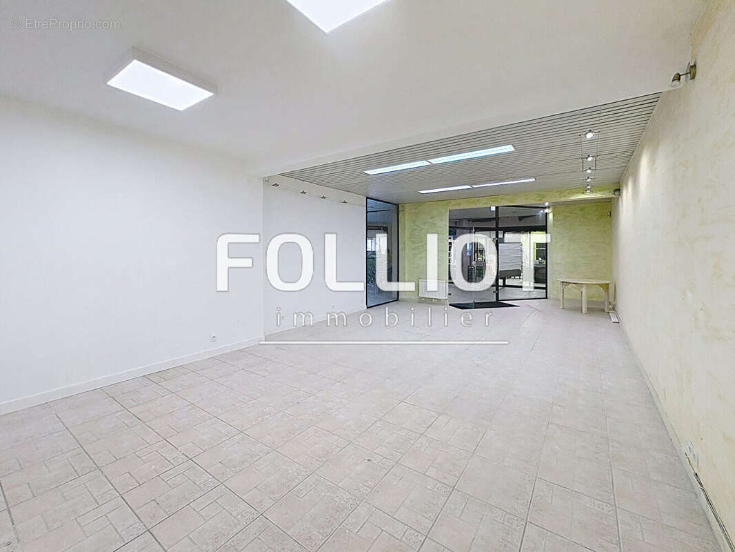 Commerce à SAINT-GEORGES-DE-REINTEMBAULT