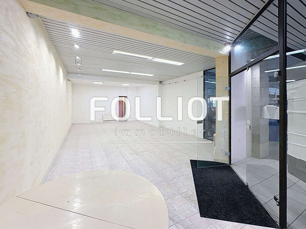 Commerce à SAINT-GEORGES-DE-REINTEMBAULT