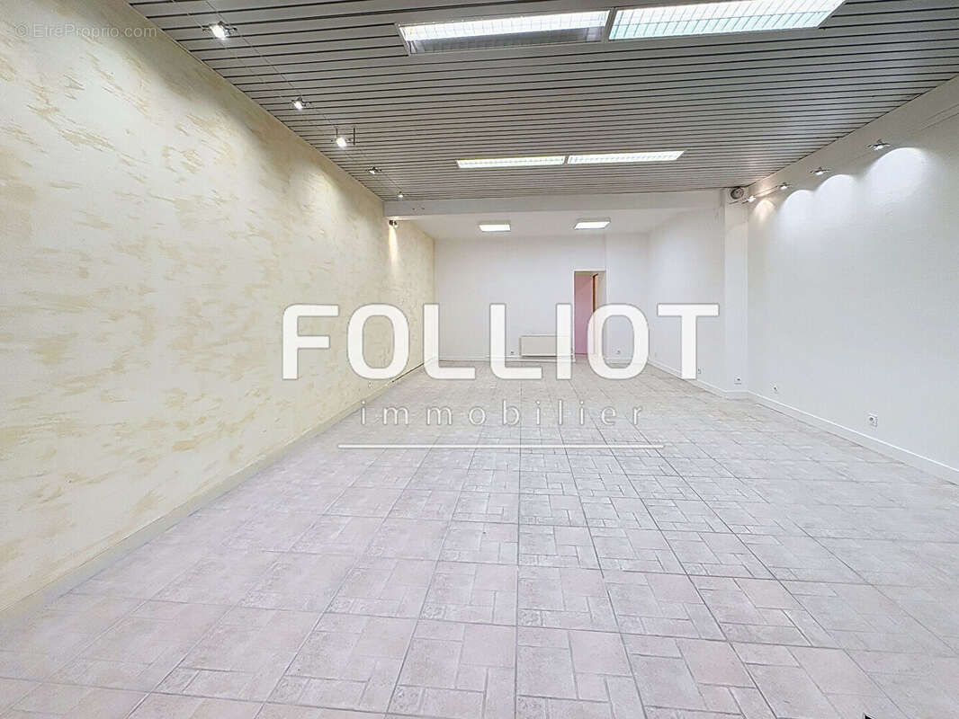 Commerce à SAINT-GEORGES-DE-REINTEMBAULT