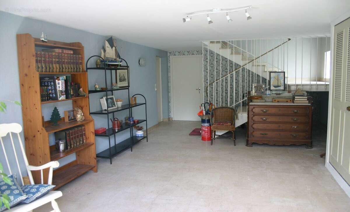 salon cheminée côté cheminée - Maison à SEVRAN