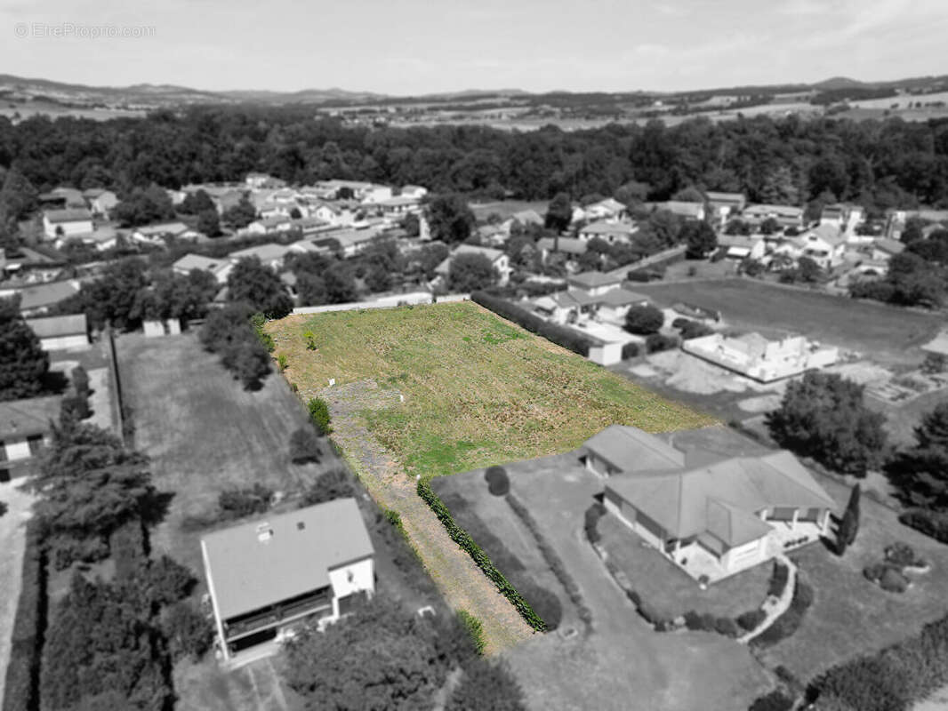 Terrain à PARENTIGNAT