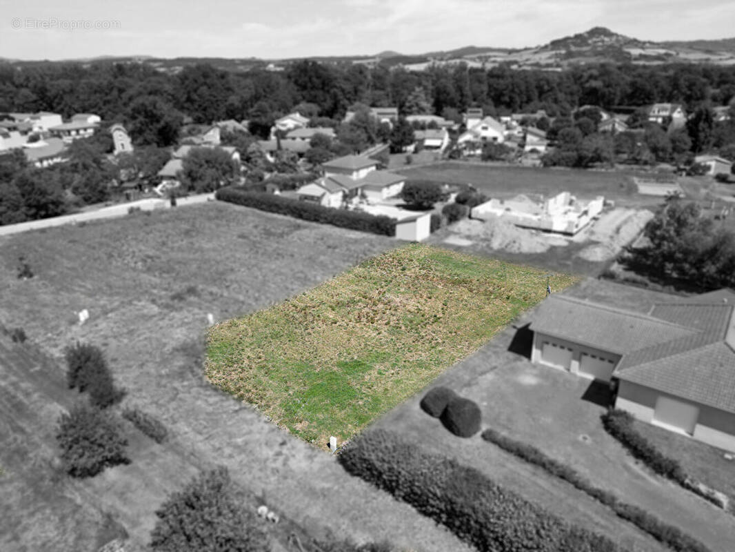 Terrain à PARENTIGNAT