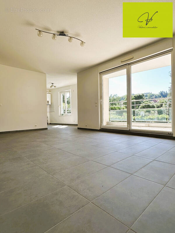 Salon ouvert sur cuisine avec accès terrasse  - Appartement à FORBACH