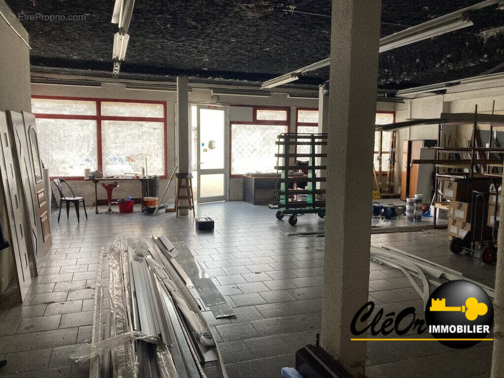 Commerce à MONTREAL-LA-CLUSE