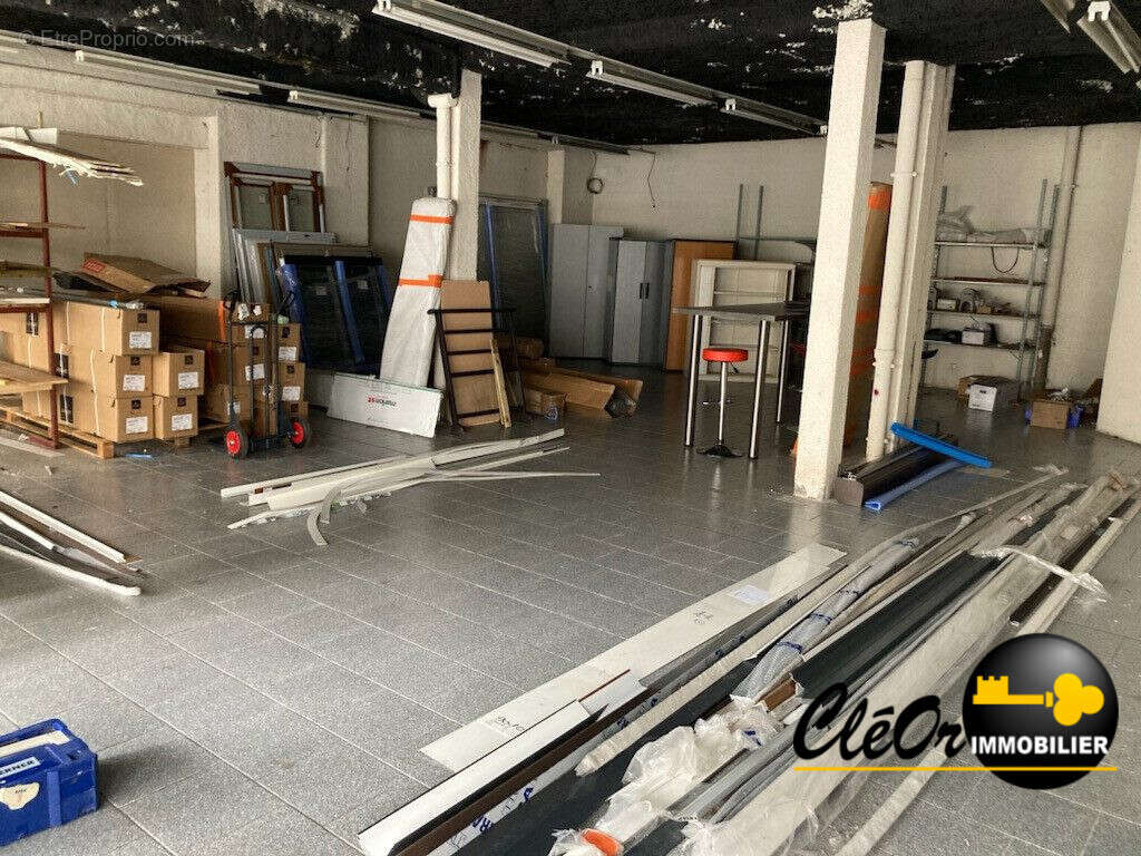 Commerce à MONTREAL-LA-CLUSE