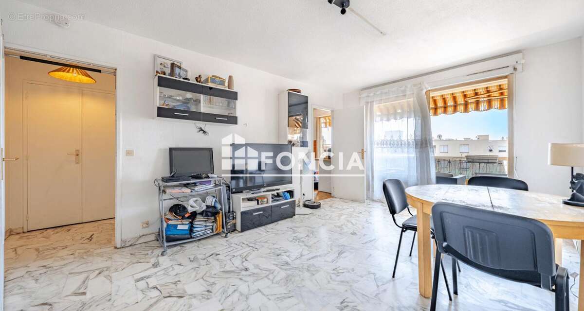 Appartement à SAINT-LAURENT-DU-VAR
