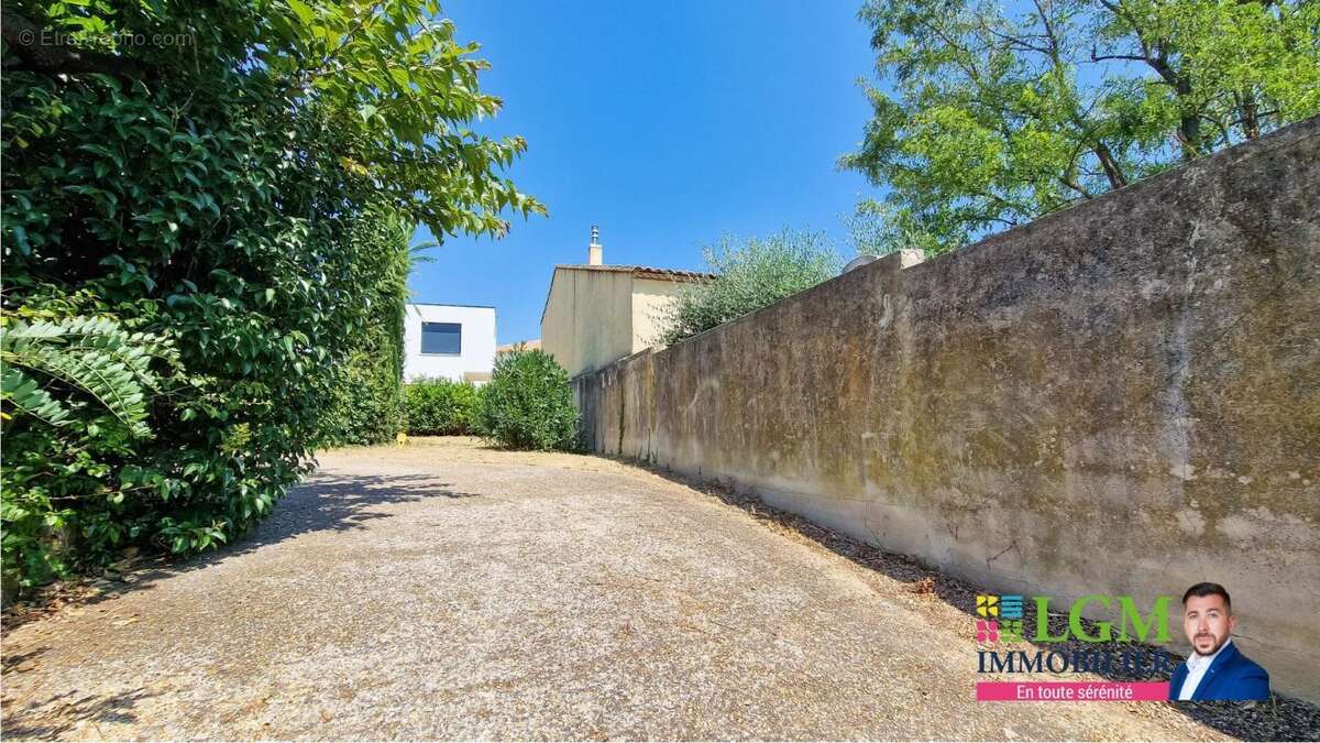 Terrain à GALLARGUES-LE-MONTUEUX