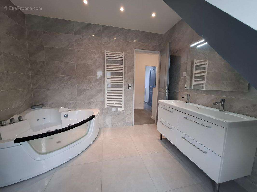 Maison à CUISE-LA-MOTTE