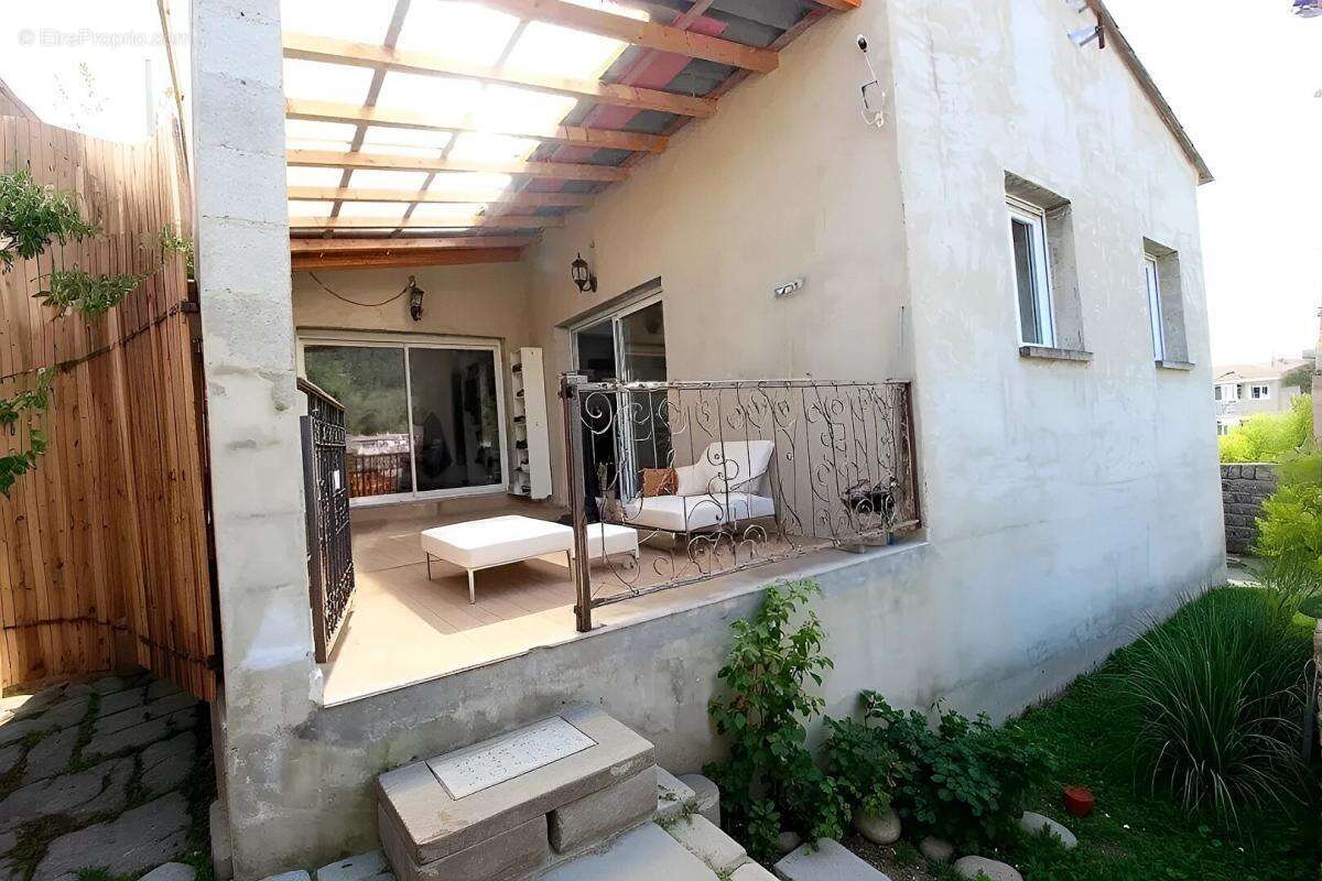 Maison à SAINT-HIPPOLYTE-DE-MONTAIGU