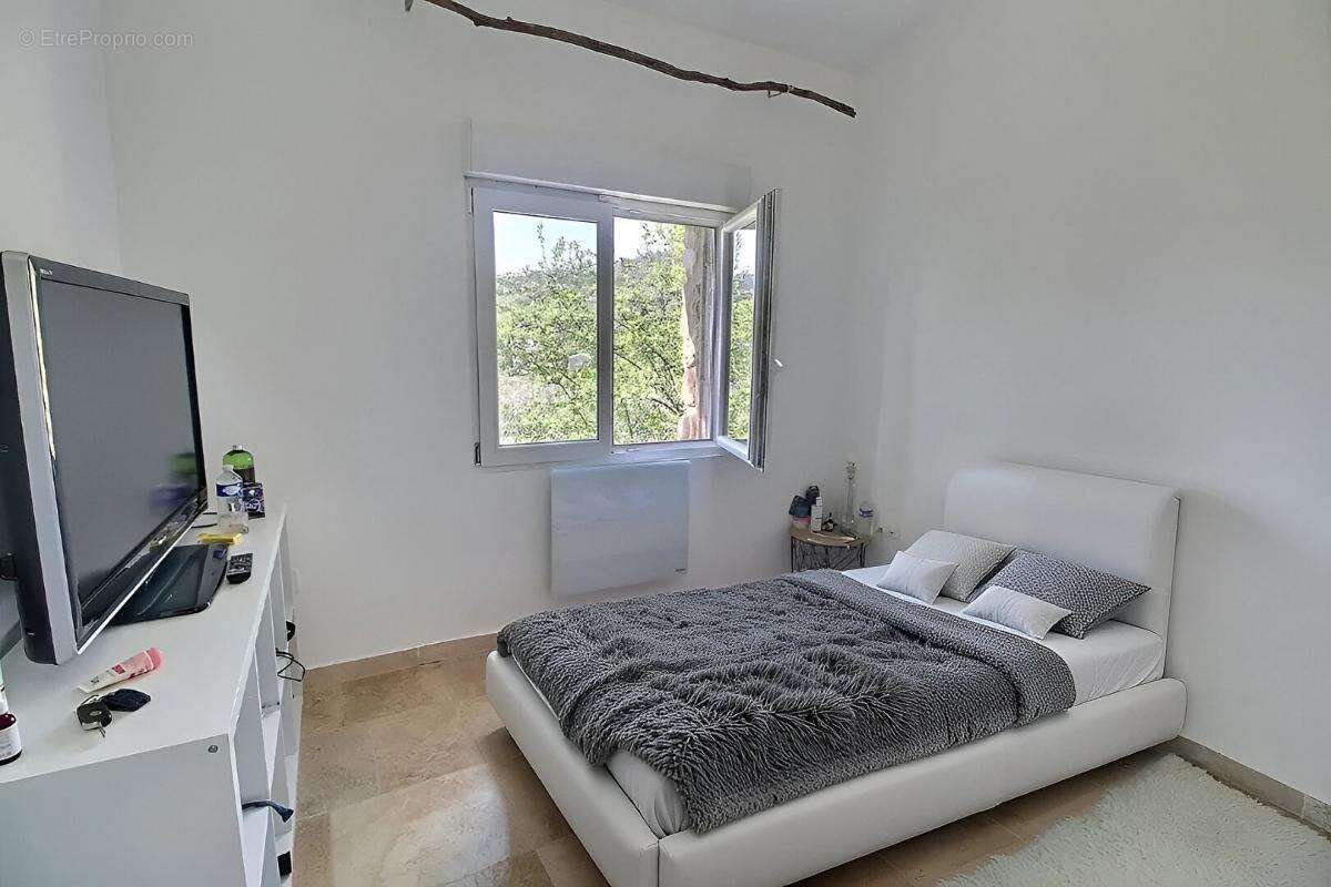 Maison à SAINT-HIPPOLYTE-DE-MONTAIGU