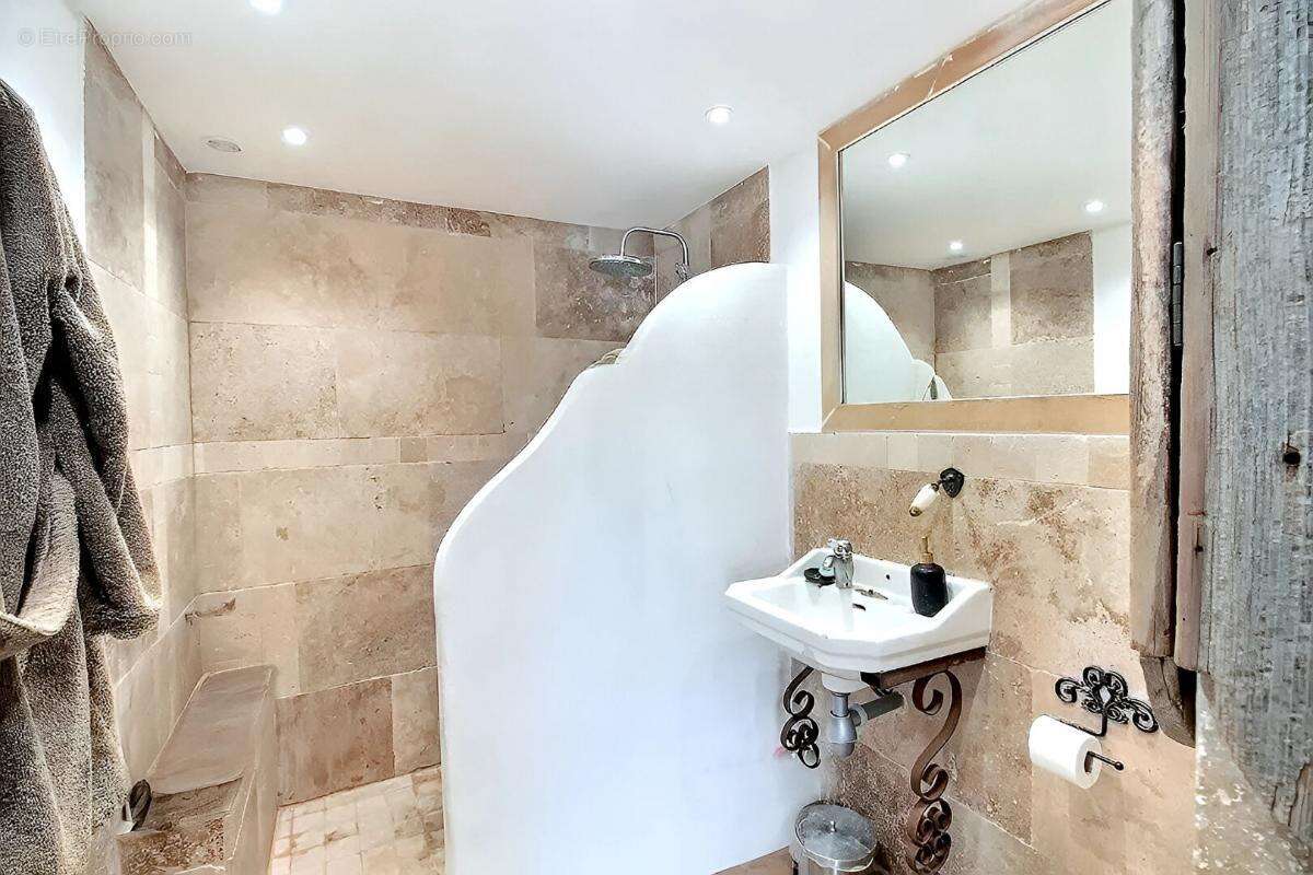 Maison à SAINT-HIPPOLYTE-DE-MONTAIGU