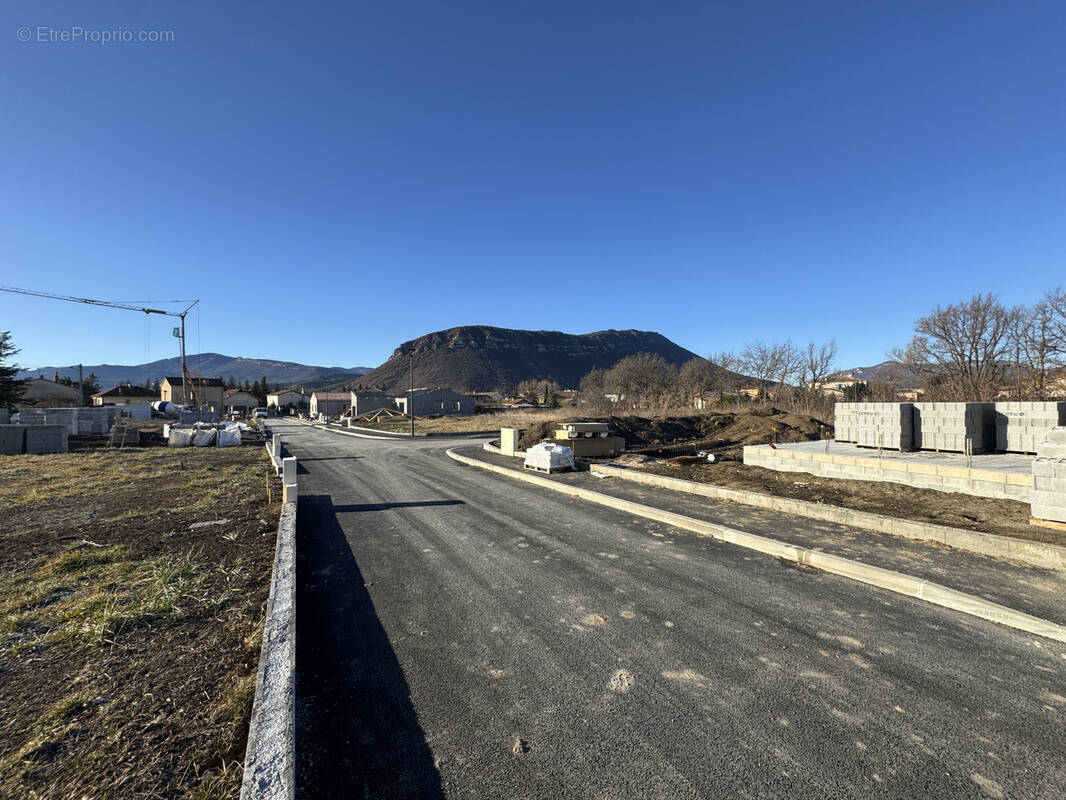 Terrain à LARAGNE-MONTEGLIN