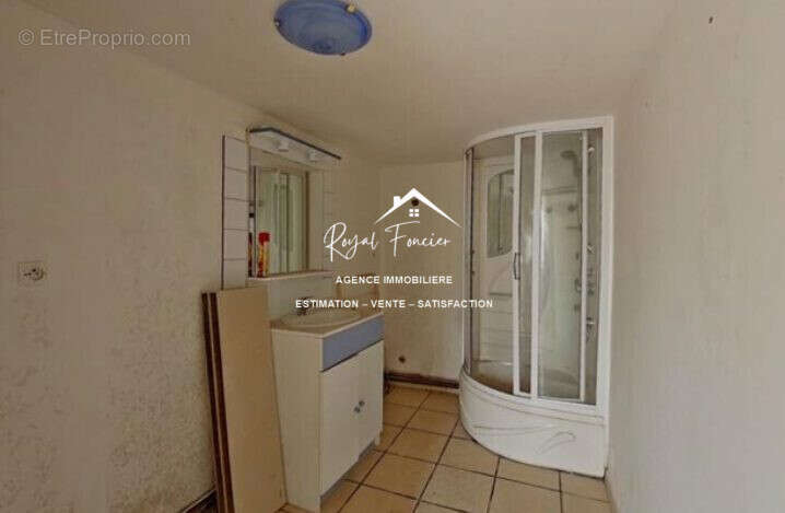 Salle d&#039;eau  - Maison à LA CELLE-GUENAND