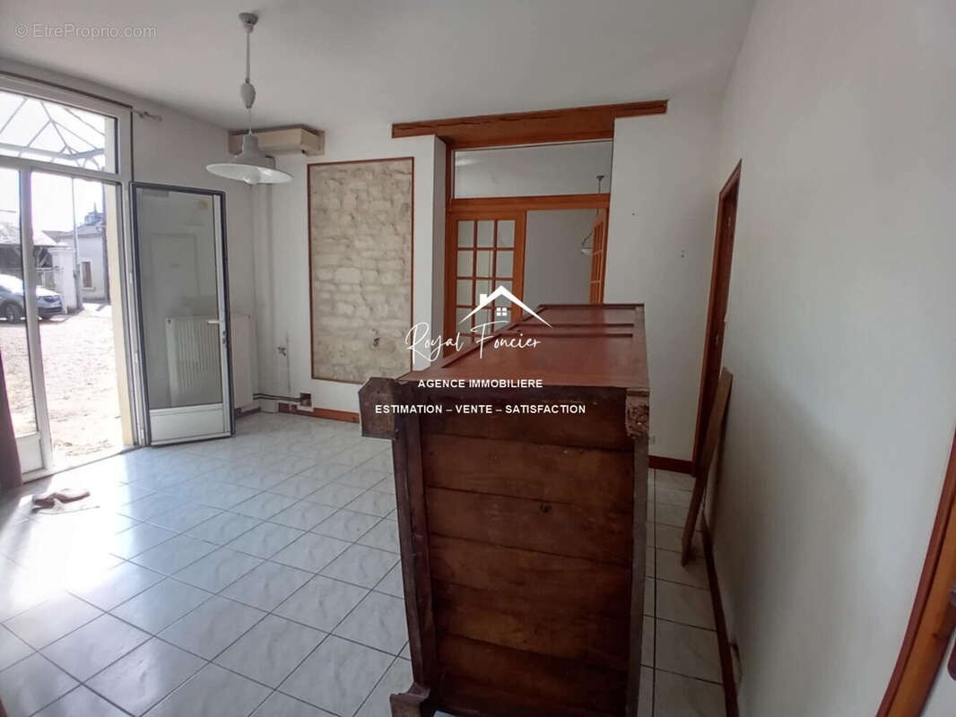 Entrée de 17 m2 très spacieuse  - Maison à NAINTRE