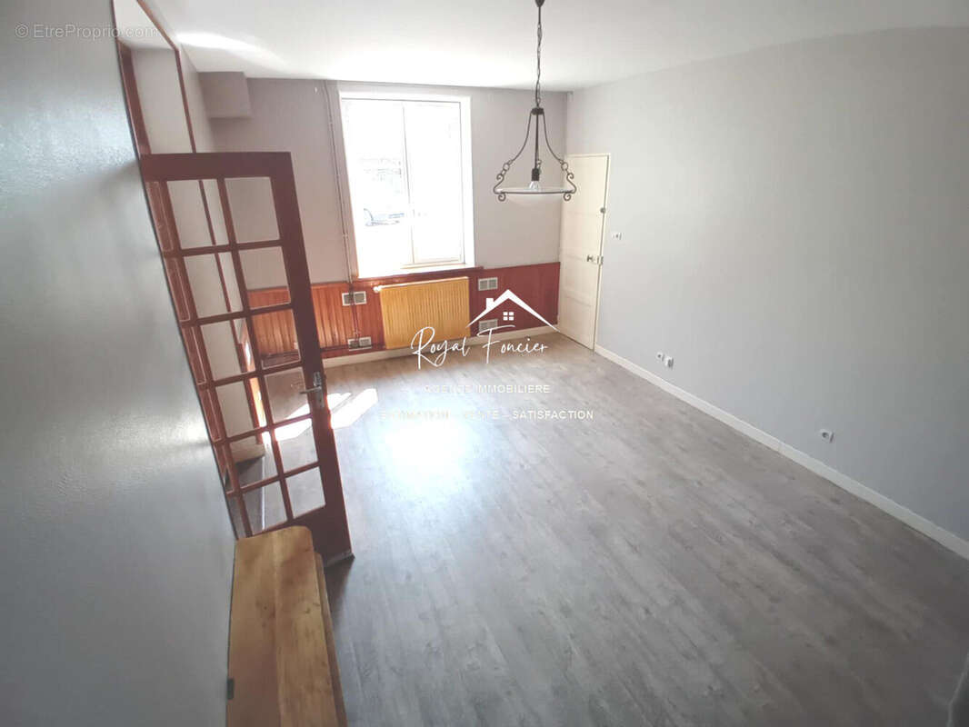 Séjour de 21 m2 indépendant  - Maison à NAINTRE