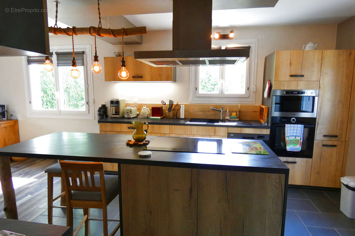 Maison à VIC-SUR-CERE