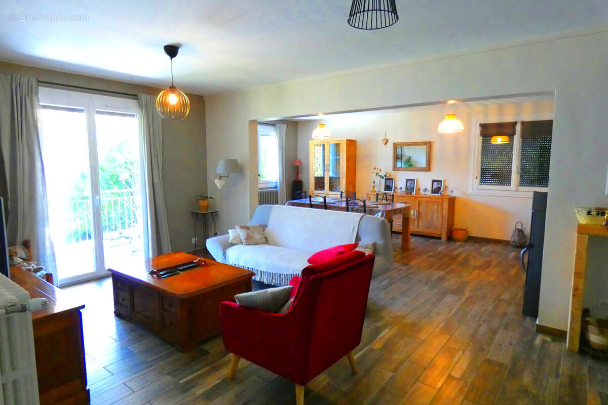 Maison à VIC-SUR-CERE