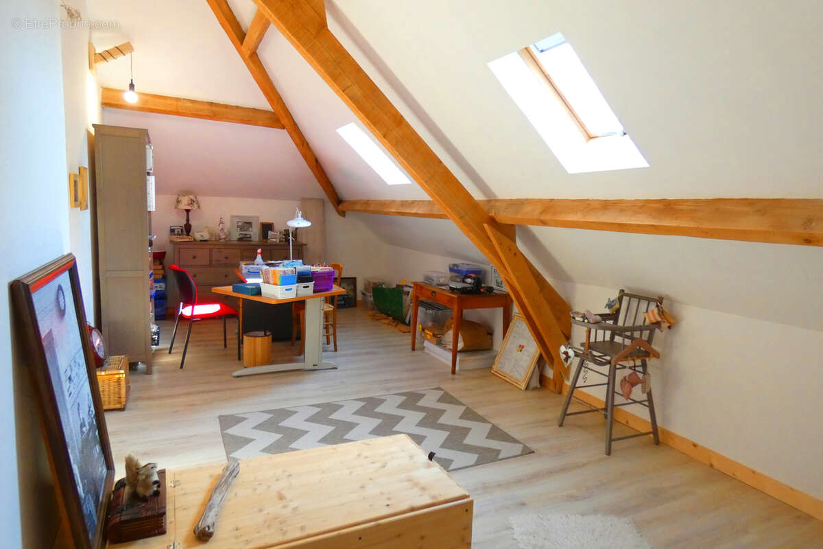 Maison à VIC-SUR-CERE