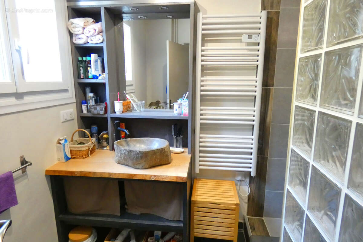 Maison à VIC-SUR-CERE