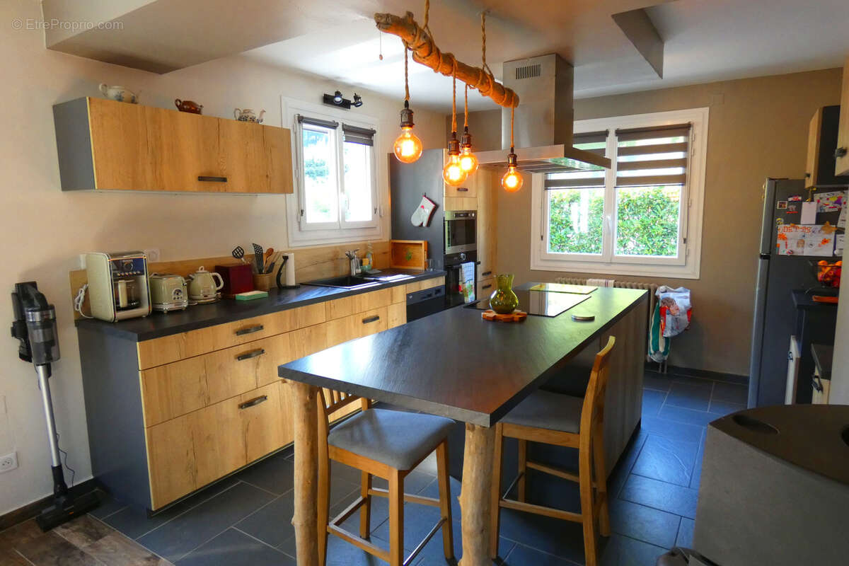 Maison à VIC-SUR-CERE