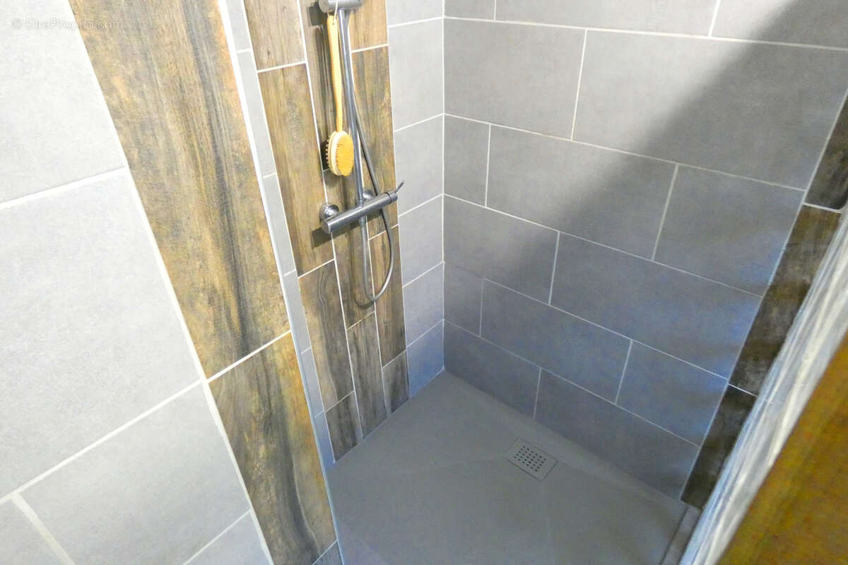 Maison à VIC-SUR-CERE