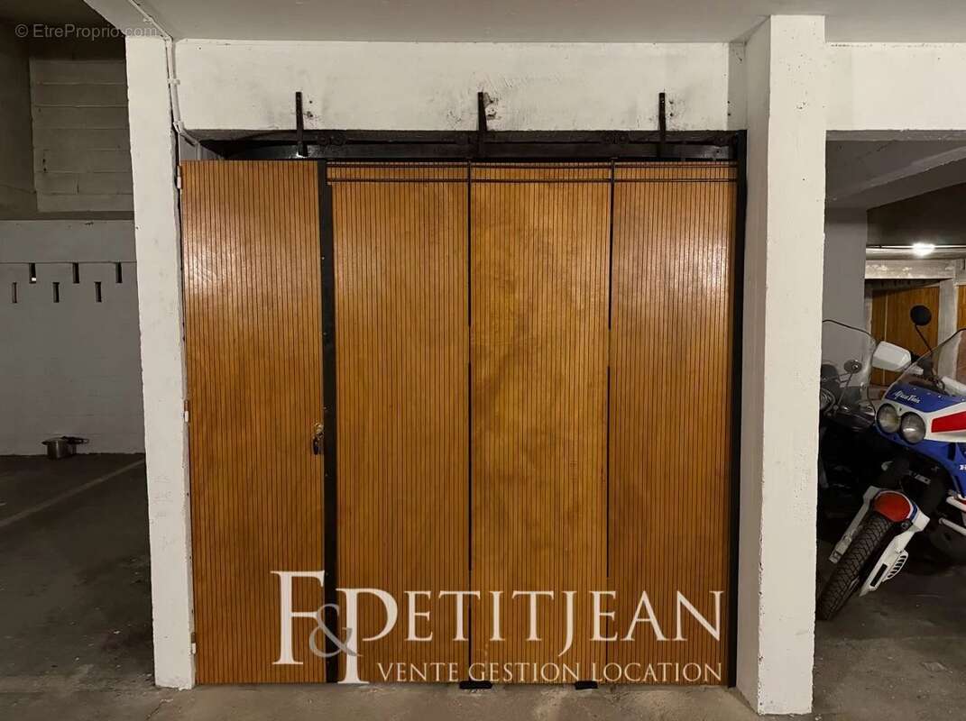 Parking à PARIS-16E