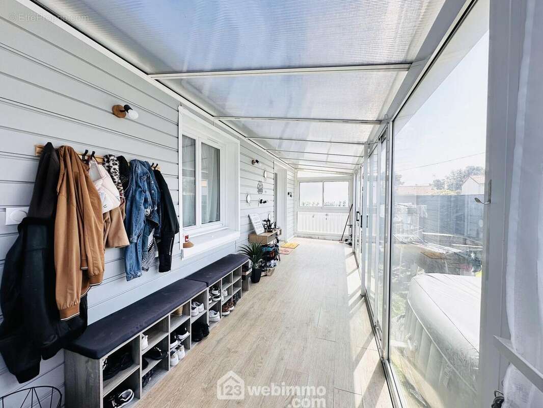 Veranda d&#039;entrée donnant sur le jardin interieur. - Maison à JARD-SUR-MER