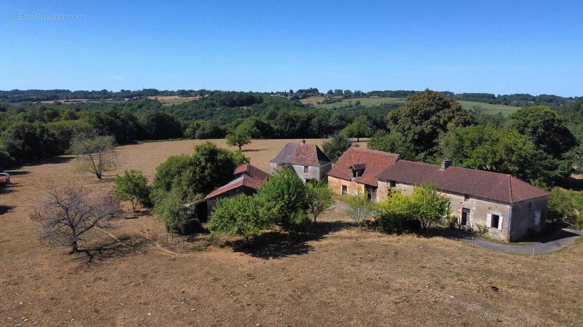 Drone est - Maison à THIVIERS