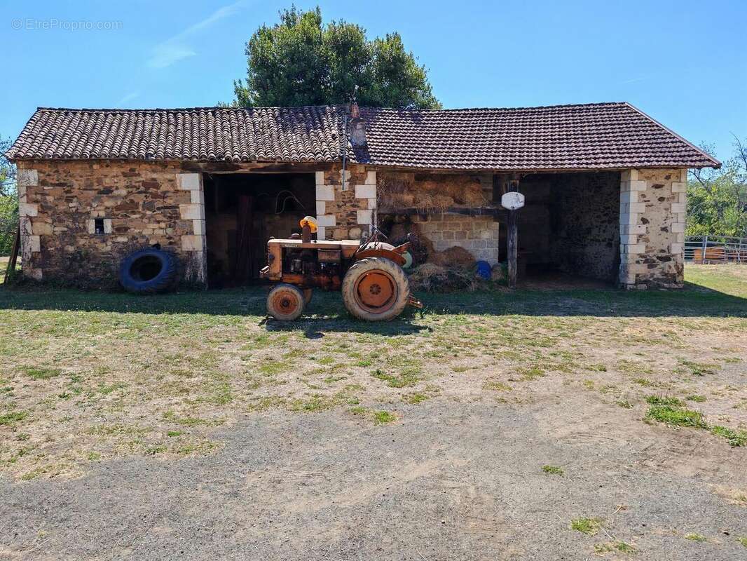 Hangar - Maison à THIVIERS