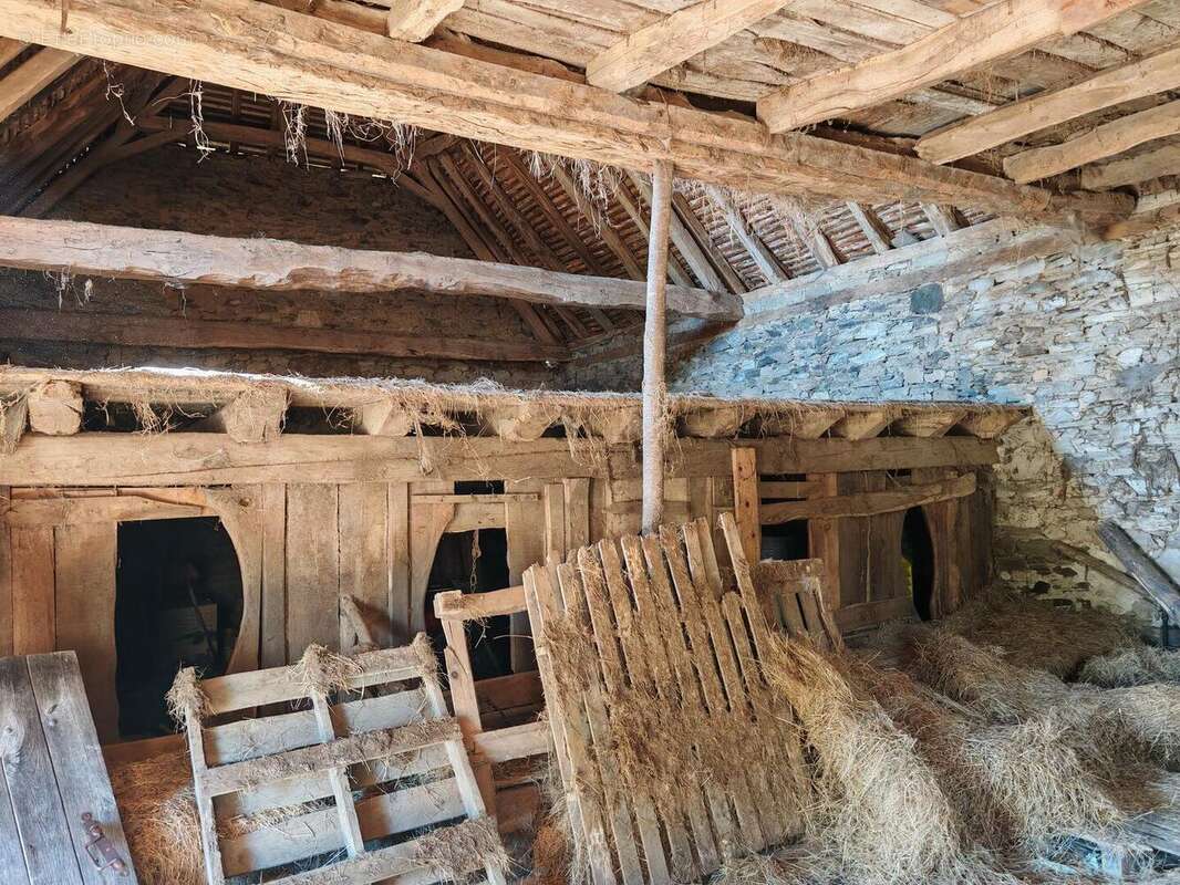 Intérieur grange - Maison à THIVIERS