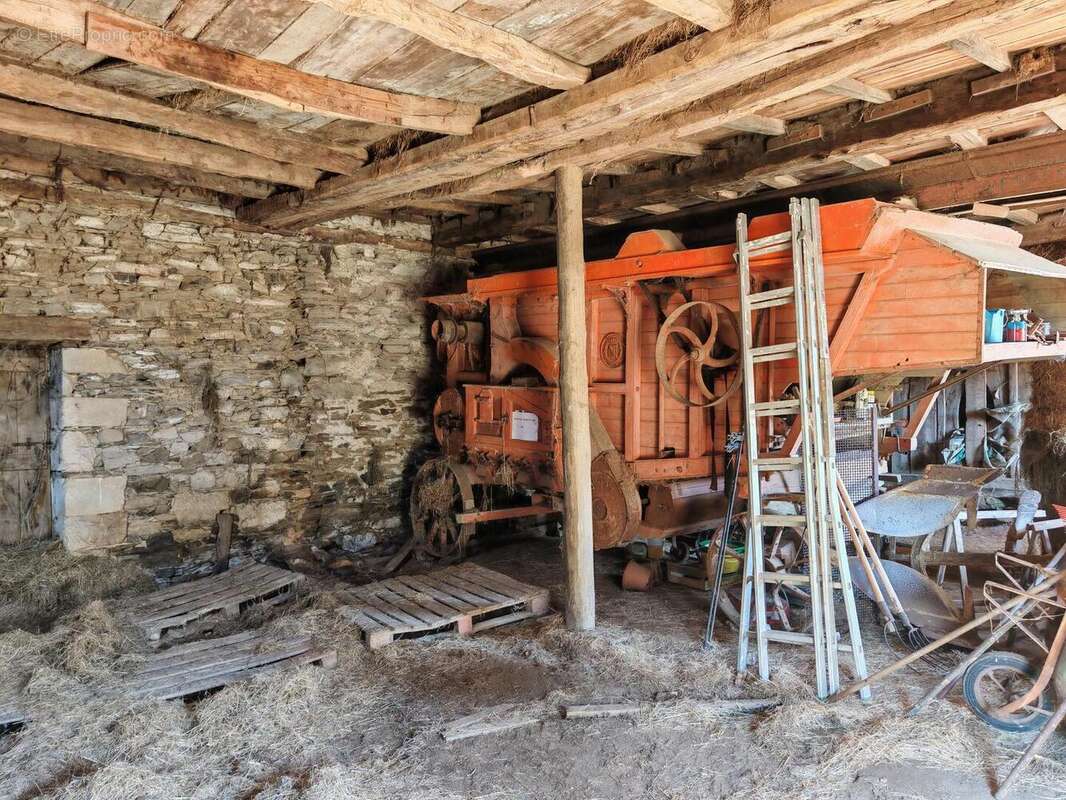 Intérieur grange - Maison à THIVIERS