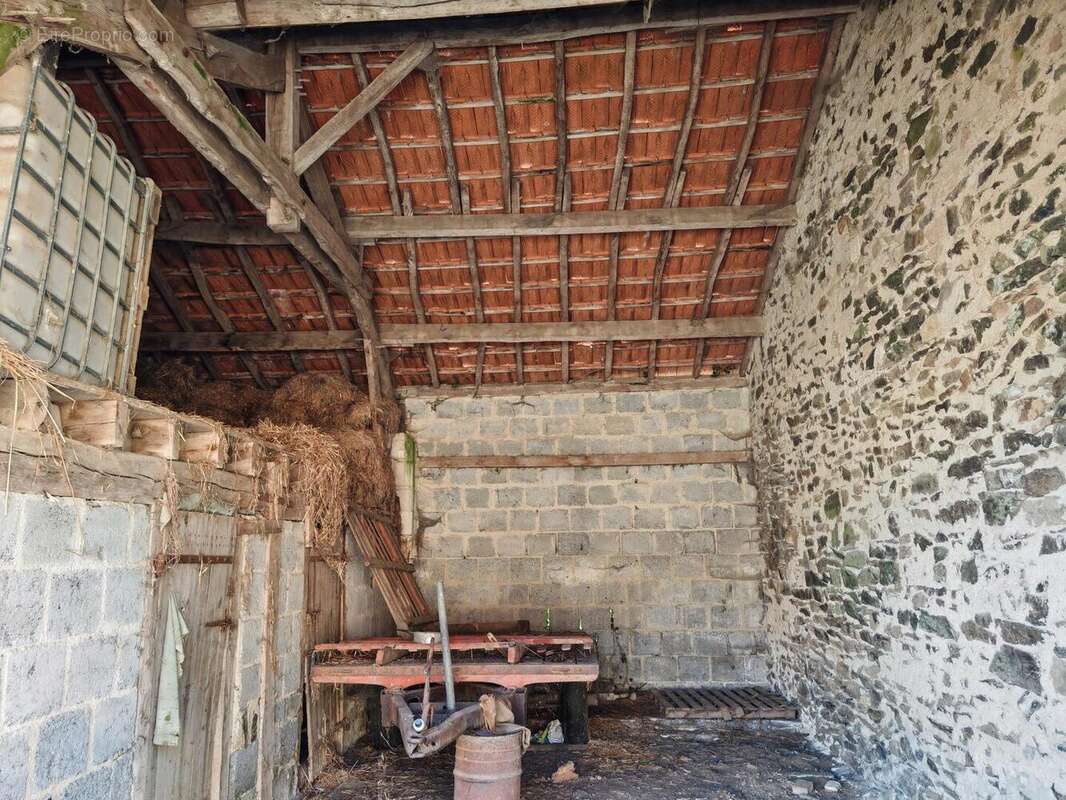 Intérieur hangar - Maison à THIVIERS